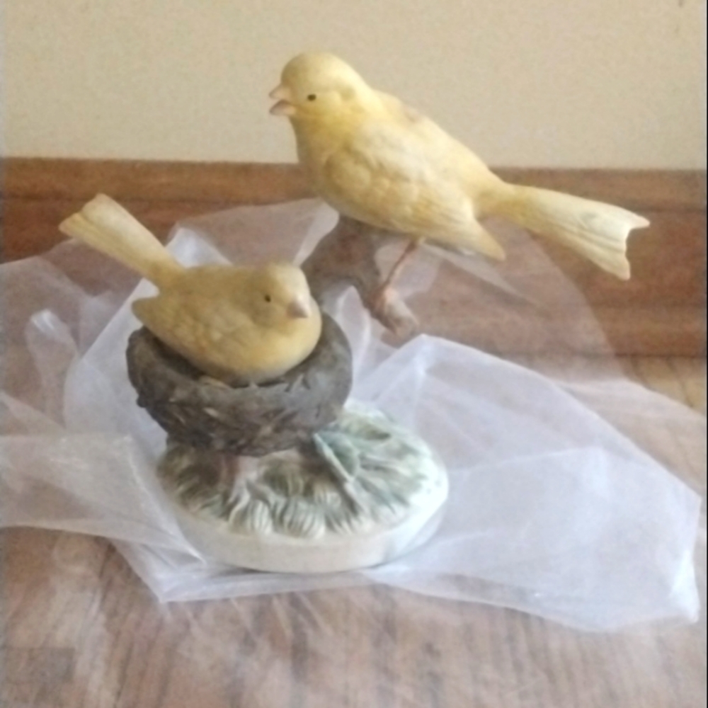 Vintage Motttahedeh canary figurine